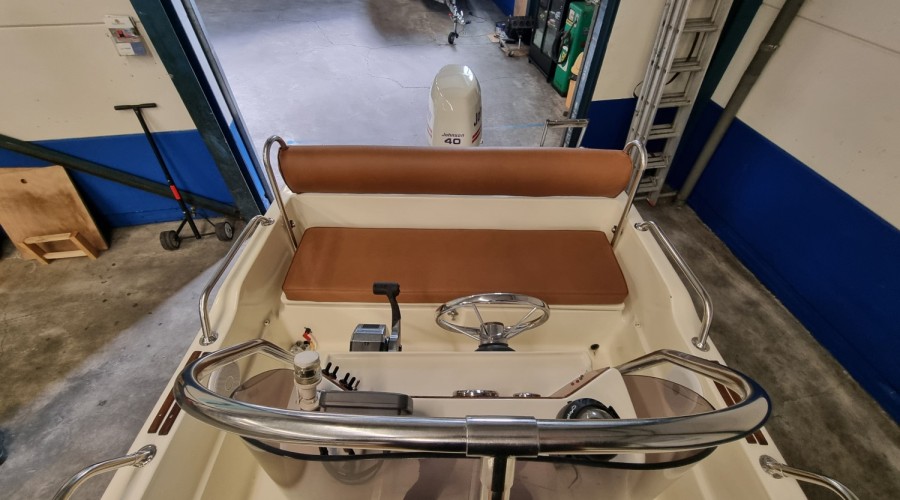 Rascala FM 15 met 40pk 4-takt EFI en trailer (z&eacute;&eacute;r netjes!)